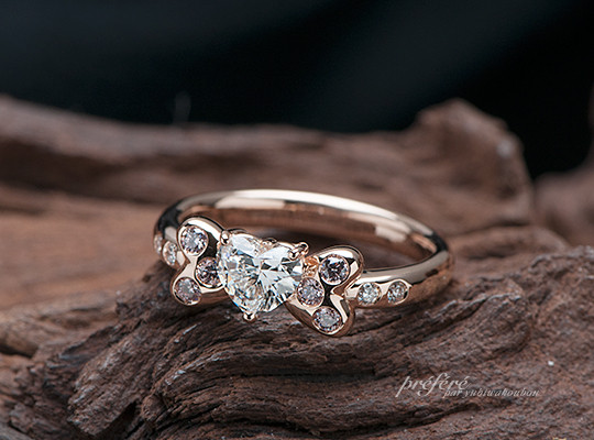 ハートのダイヤを使ったリボンモチーフの婚約指輪